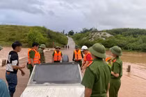 Phá rào chắn để vượt ngầm tràn ở Lạng Sơn, 2 người bị lũ cuốn trôi