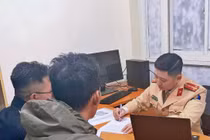 Xử phạt tài xế xe tải làm rơi vãi bùn đất xuống đường, phố Hà Nội