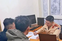 Xử phạt tài xế xe tải làm rơi vãi bùn đất xuống đường, phố Hà Nội