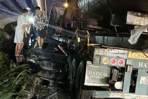 Va chạm xe đầu kéo, ô tô con biến dạng ở Hà Nội 