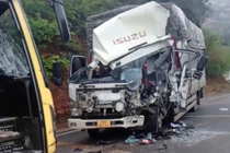 Xe tải biến dạng sau va chạm với xe khách ở Sơn La 