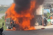 Ô tô khách 24 chỗ bất ngờ bốc cháy dữ dội trên phố