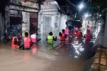 Hà Nội di dời hơn 60 hộ dân trong đêm do nước ngập sâu