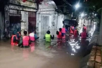 Hà Nội di dời hơn 60 hộ dân trong đêm do nước ngập sâu