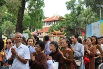 Hàng vạn người đổ về chùa Quán Sứ chiêm bái xá lợi Phật