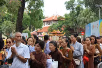 Hàng vạn người đổ về chùa Quán Sứ chiêm bái xá lợi Phật