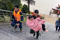 Kịp thời cứu nạn nữ sinh đại học nhảy cầu Vĩnh Tuy 