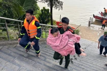 Kịp thời cứu nạn nữ sinh đại học nhảy cầu Vĩnh Tuy 