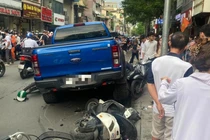 Ô tô tông liên hoàn 8 xe máy trên phố Khâm Thiên, Hà Nội