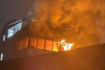 Cháy dữ dội nhà trọ 8 tầng ở Hà Nội, nhiều người hoảng hốt