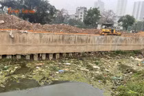 Rác thải bủa vây kênh La Khê gây ô nhiễm môi trường ở Hà Nội 