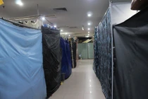 Nhiều cửa hàng trong chợ Đồng Xuân, Hàng Da, bỗng dưng đóng cửa