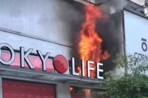 Cửa hàng thời trang cháy ngùn ngụt trên phố Hà Nội