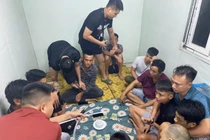 Bắt quả tang tụ điểm đánh bạc trong container ở Quảng Ninh