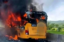 Xe khách 45 chỗ cháy ngùn ngụt trên cao tốc Mai Sơn