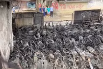 Thủ tướng yêu cầu làm rõ nguyên nhân vụ cháy bãi trông giữ xe gầm cầu Vĩnh Tuy