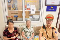 Công an Hà Nội giúp đưa cụ bà gần 80 tuổi đi lạc về với gia đình 