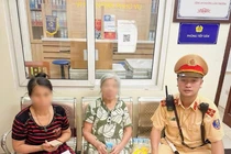 Công an Hà Nội giúp đưa cụ bà gần 80 tuổi đi lạc về với gia đình 