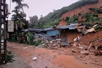 Sạt lở đất vùi lấp nhà khiến một nam sinh ở Yên Bái tử vong 