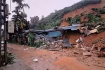 Sạt lở đất vùi lấp nhà khiến một nam sinh ở Yên Bái tử vong 