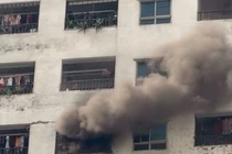 Cháy căn hộ tầng 14 chung cư Linh Đàm, khói đen cuồn cuộn