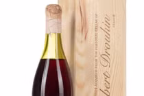 Chai rượu gần 80 tuổi được bán mức giá kỷ lục 812.500 USD