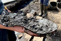 Chiếc giày da khổng lồ 2.000 tuổi hé lộ bí mật động trời