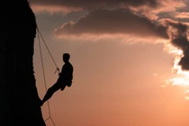 Phát hiện dấu chân cổ đại của thủy quái trên vách đá Italy