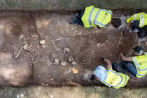 Khai quật mộ tập thể ở Anh, phát hiện bí mật rợn người