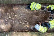 Khai quật mộ tập thể ở Anh, phát hiện bí mật rợn người