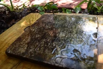 Phát hiện bia mộ binh sĩ La Mã 1.900 năm tuổi trong vườn nhà dân