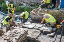 Khai quật mộ của hiệp sĩ thời Trung cổ bên dưới tiệm kem