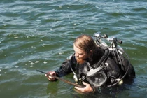 Phát hiện 4 ngọn giáo cổ đại quý hiếm tại hồ Lednica, Ba Lan