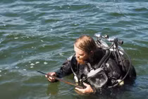 Phát hiện 4 ngọn giáo cổ đại quý hiếm tại hồ Lednica, Ba Lan