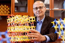 Giáo sư Omar Yaghi và hành trình vượt khó đến giải Nobel Hóa học 2025