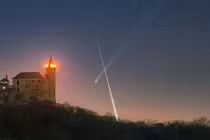 'Quả cầu lửa' và sao chổi cùng xuất hiện, cảnh tượng hiếm gặp
