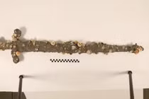 Sinh viên cao học tình cờ tìm thấy thanh kiếm cổ dưới biển