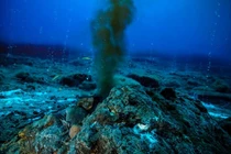 Vì sao Trái đất có nhiều núi lửa dưới nước?