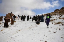 Tuyết rơi bất thường tại sa mạc Arab Saudi sau 30 năm