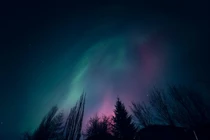 Cực quang rực rỡ chiếu sáng bầu trời Bắc Mỹ trong đêm nay