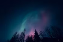 Cực quang rực rỡ chiếu sáng bầu trời Bắc Mỹ trong đêm nay