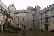 Những chuyện rùng rợn tại lâu đài cổ Anh