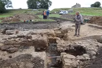 Phát hiện viên đá quý La Mã độc đáo tại Bremenium ở Anh