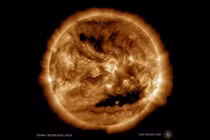 Chụp được ảnh 'nụ cười ma quái' của Mặt trời giống bí ngô dịp Halloween