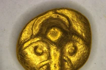 Dò kim loại phát hiện đồng tiền vàng cực hiếm 2.200 tuổi