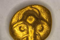 Dò kim loại phát hiện đồng tiền vàng cực hiếm 2.200 tuổi