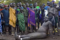 Bộ tộc kỳ lạ, nam giới bụng càng béo càng hấp dẫn