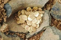 Phát hiện kho báu 103 đồng tiền vàng trong ngôi đền cổ Ấn Độ