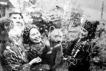 Ảnh quý hé lộ bí ẩn phong tục thờ gấu của người Ainu