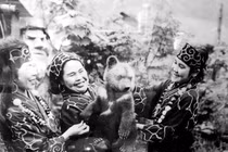 Ảnh quý hé lộ bí ẩn phong tục thờ gấu của người Ainu